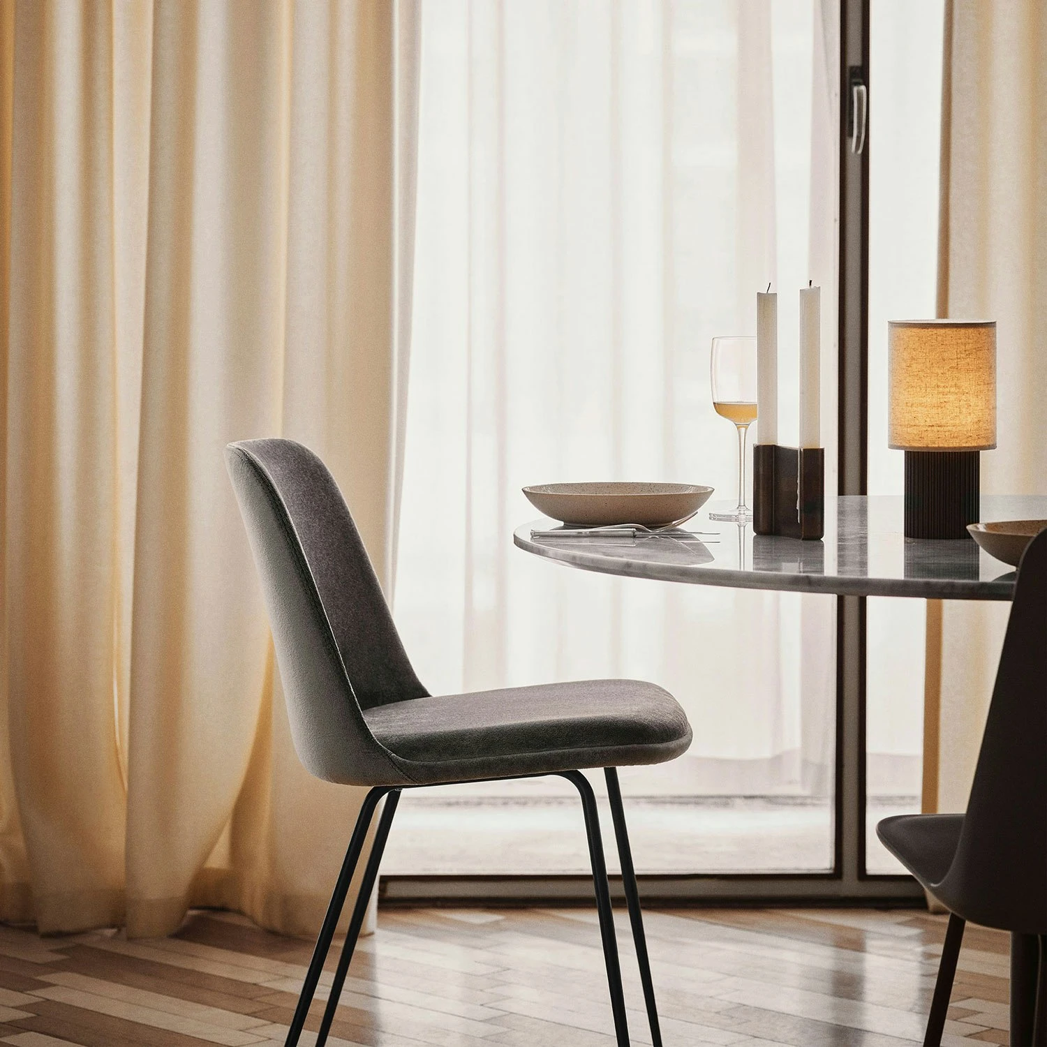 &Tradition In Between SK18 Tisch 90cm, Weißer Marmor / Schwarz 5 &Tradition In Between SK18 Tisch 90cm, Weißer Marmor / Schwarz – Bild 5