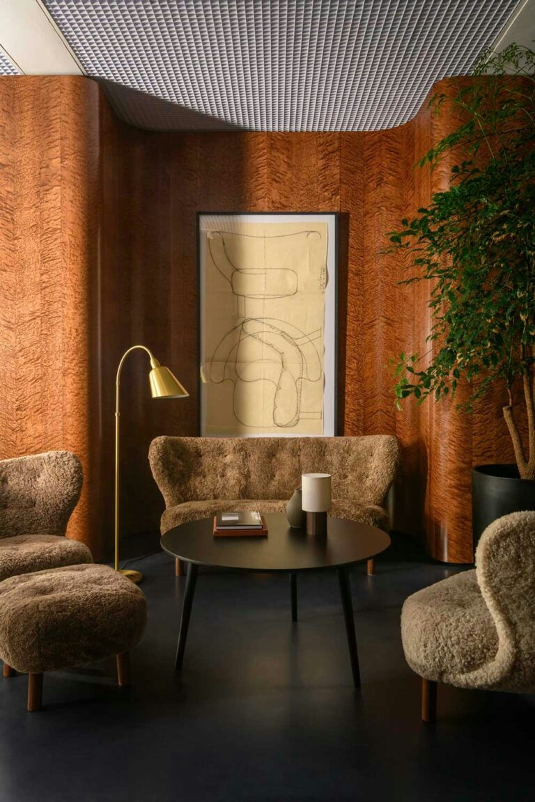 Gubi || Hay || &Tradition Verkäufe -Gubi || Hay || &Tradition Verkäufe tradition little petra sofa vb2 in geoltem walnussholz 7 768x1152 1