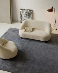 &Tradition Margas LC3 Sofa 2-Sitzer, Walnussfarben/Karakorum 001 8 &Tradition Margas LC3 Sofa 2-Sitzer, Walnussfarben/Karakorum 001 -Gubi || Hay || &Tradition Verkäufe tradition margas lc3 sofa 2 sitzer 9