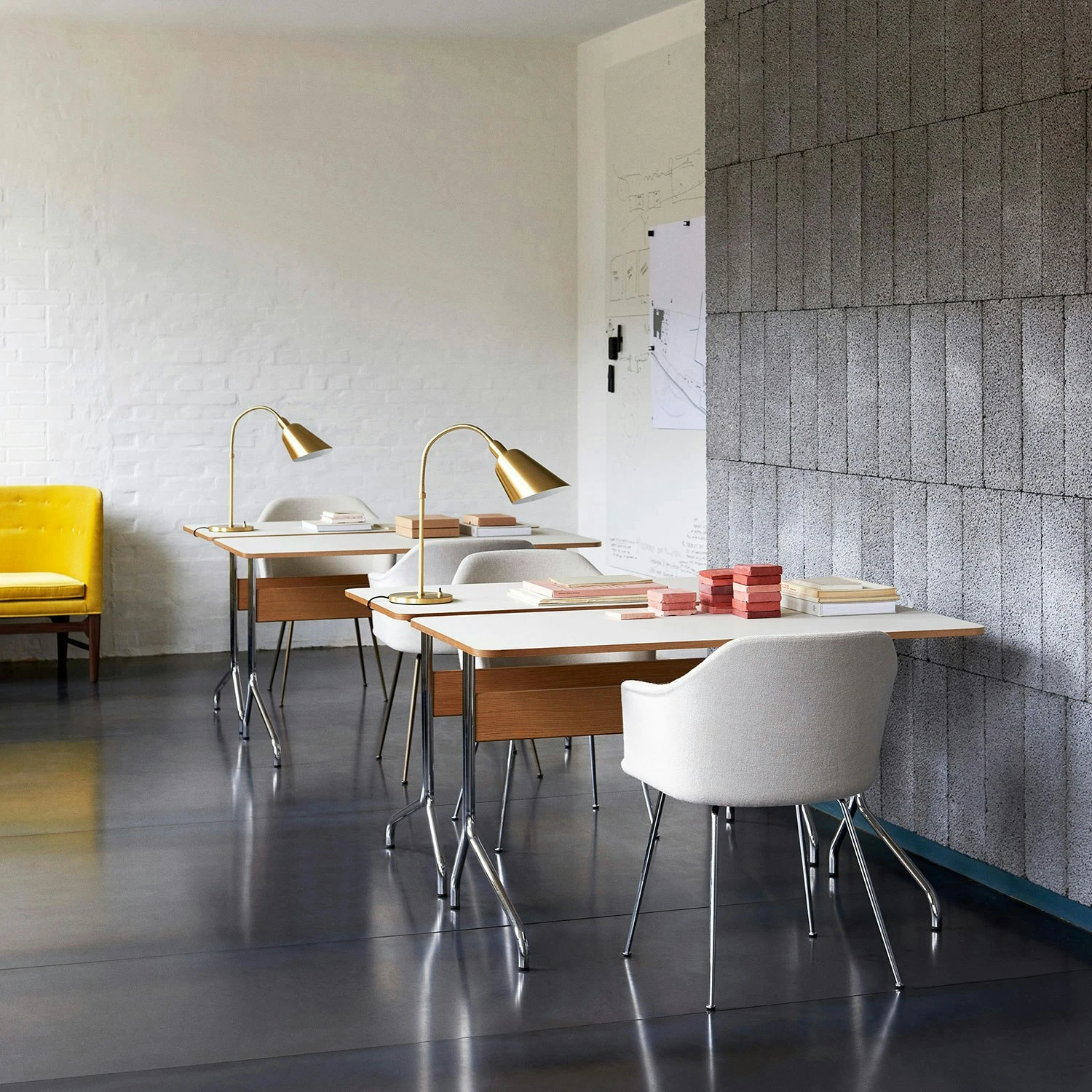 &Tradition Pavilion AV16 Schreibtisch, Mushroom / Oak / Chrome Legs 5 &Tradition Pavilion AV16 Schreibtisch, Mushroom / Oak / Chrome Legs – Bild 5