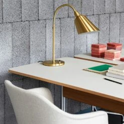 &Tradition Pavilion AV16 Schreibtisch, Mushroom / Oak / Chrome Legs 8 &Tradition Pavilion AV16 Schreibtisch, Mushroom / Oak / Chrome Legs -Gubi || Hay || &Tradition Verkäufe tradition pavilion av16 schreibtisch 9