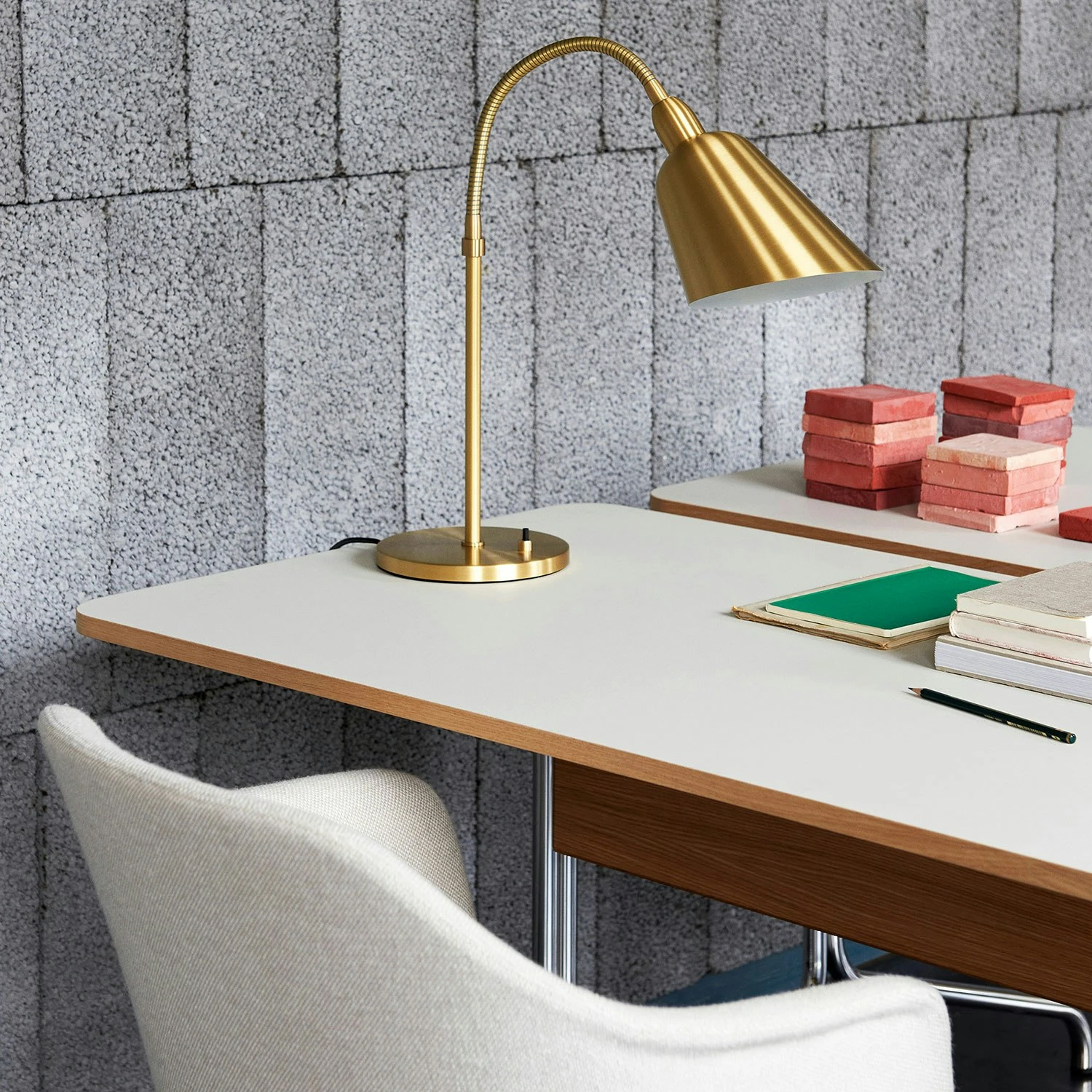 &Tradition Pavilion AV16 Schreibtisch, Mushroom / Oak / Chrome Legs 4 &Tradition Pavilion AV16 Schreibtisch, Mushroom / Oak / Chrome Legs – Bild 4