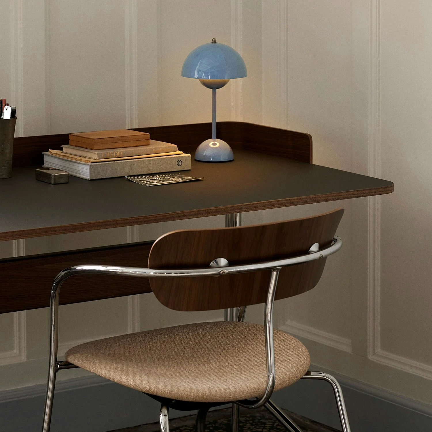 &Tradition Pavilion AV17 Schreibtisch, Iron / Walnut / Chrome Legs 5 &Tradition Pavilion AV17 Schreibtisch, Iron / Walnut / Chrome Legs – Bild 5