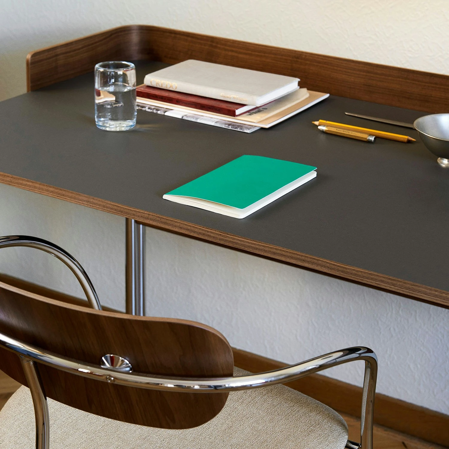 &Tradition Pavilion AV17 Schreibtisch, Iron / Walnut / Chrome Legs 6 &Tradition Pavilion AV17 Schreibtisch, Iron / Walnut / Chrome Legs – Bild 6