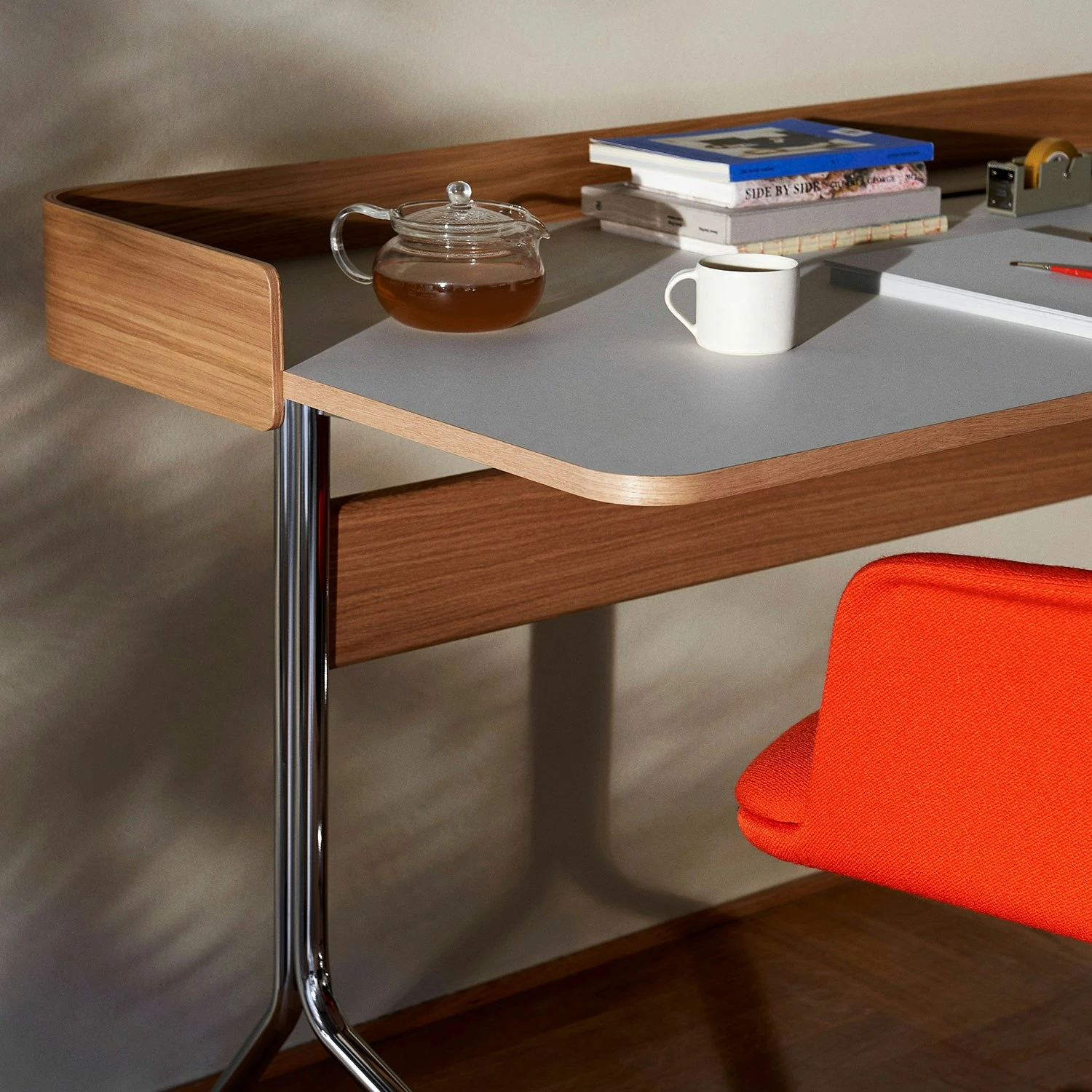 &Tradition Pavilion AV17 Schreibtisch, Mushroom / Oak / Chrome Leg 4 &Tradition Pavilion AV17 Schreibtisch, Mushroom / Oak / Chrome Leg – Bild 4