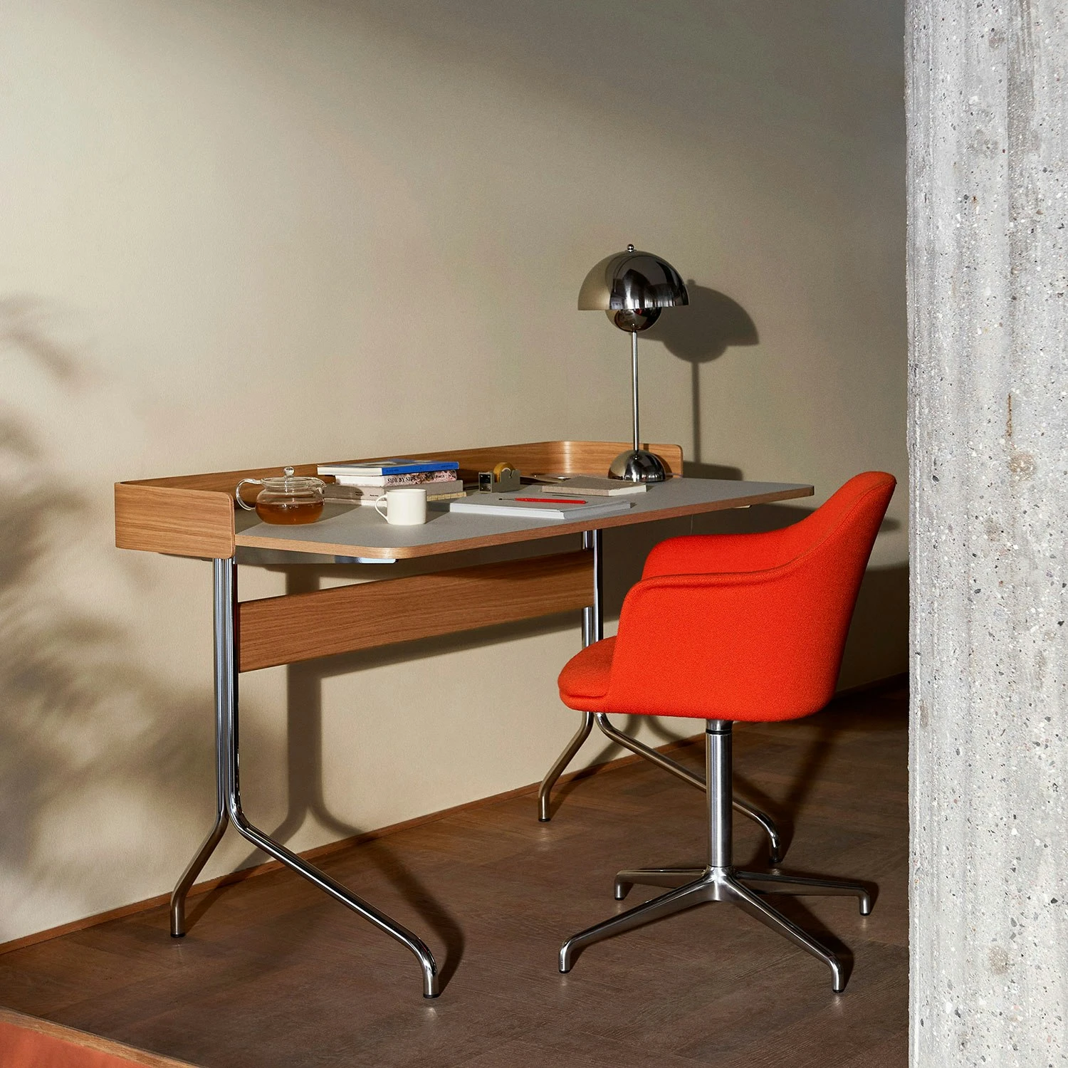 &Tradition Pavilion AV17 Schreibtisch, Mushroom / Oak / Chrome Leg 5 &Tradition Pavilion AV17 Schreibtisch, Mushroom / Oak / Chrome Leg – Bild 5