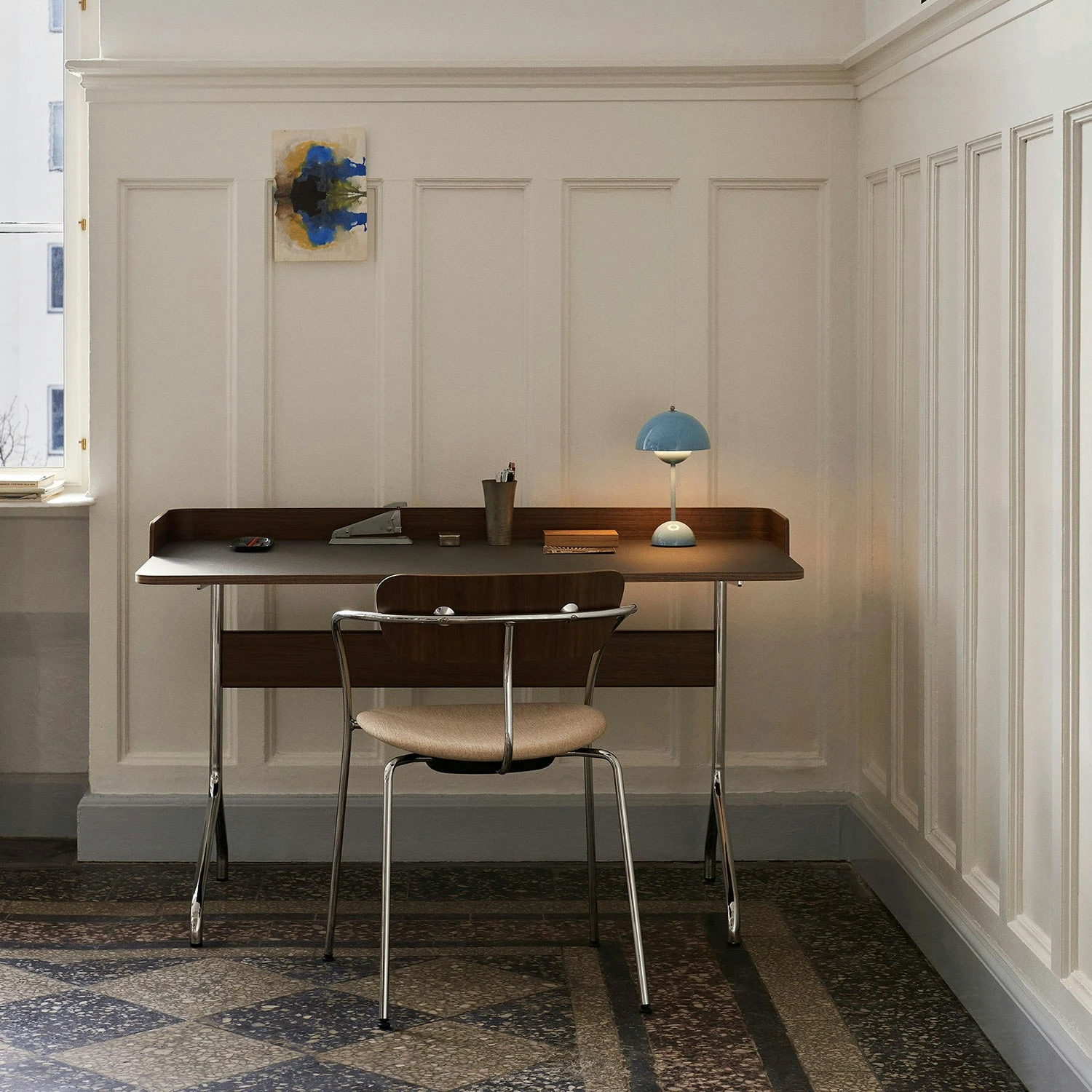&Tradition Pavilion AV17 Schreibtisch, Iron / Walnut / Chrome Legs 4 &Tradition Pavilion AV17 Schreibtisch, Iron / Walnut / Chrome Legs – Bild 4