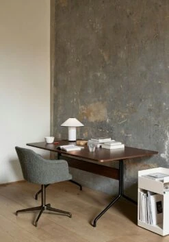 &Tradition Pavilion AV18 Esstisch 160x90 Cm, Walnussfarben/Schwarz 5 &Tradition Pavilion AV18 Esstisch 160x90 Cm, Walnussfarben/Schwarz -Gubi || Hay || &Tradition Verkäufe tradition pavilion av18 laq walnut black frame 160x90 2