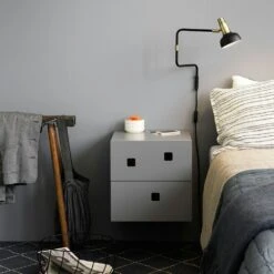 Neu eingetroffen -Gubi || Hay || &Tradition Verkäufe zweed peep s1 wall nachttisch angel white 1